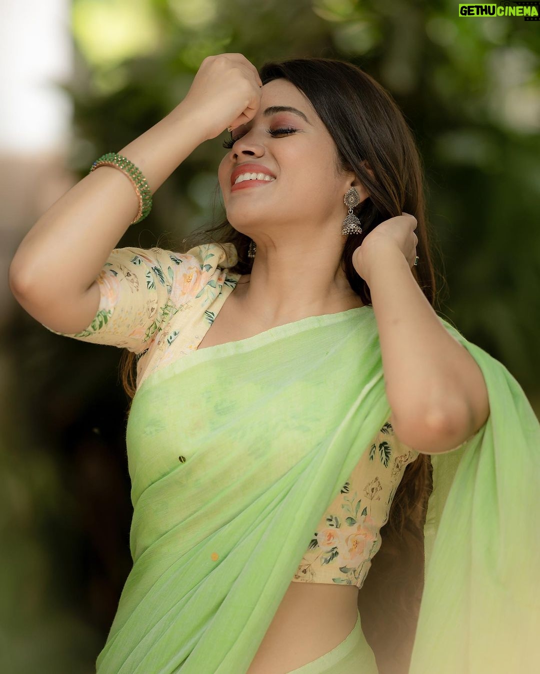 Aarthi Subash Instagram - 💚 Artist - @aarthisubash_official Costumes - @ivalinmabia Photographer - @camerasenthil Makeup - @rajalakshmi_bridalmakeup Hair - @monisha_makeupartist Shoot Organized by @rrajeshananda . #aarthisubash #sareeshoot #tamilactress #kollywoodactress #suntvserial #suntv #photoshoot Chennai, India