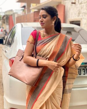 Aarthi Subash Instagram - Swipe right ➡️ 1 or 2 ?
Sarees from @gb_chettinad 🌝