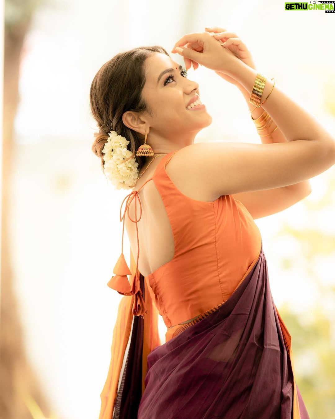 Aarthi Subash Instagram - அவள் 🕊️ Costumes - @ivalinmabia Photographer - @camerasenthil Makeup - @rajalakshmi_bridalmakeup Hair - @monisha_makeupartist Shoot Organized by @rrajeshananda . #aarthisubash #sareelove #traditionalphotoshoot #southindian #southindianfashion #artist #anchor #suntv #shnnetwork #pandavarillam #pandavarillamonsuntv #sunnetwork Chennai, India