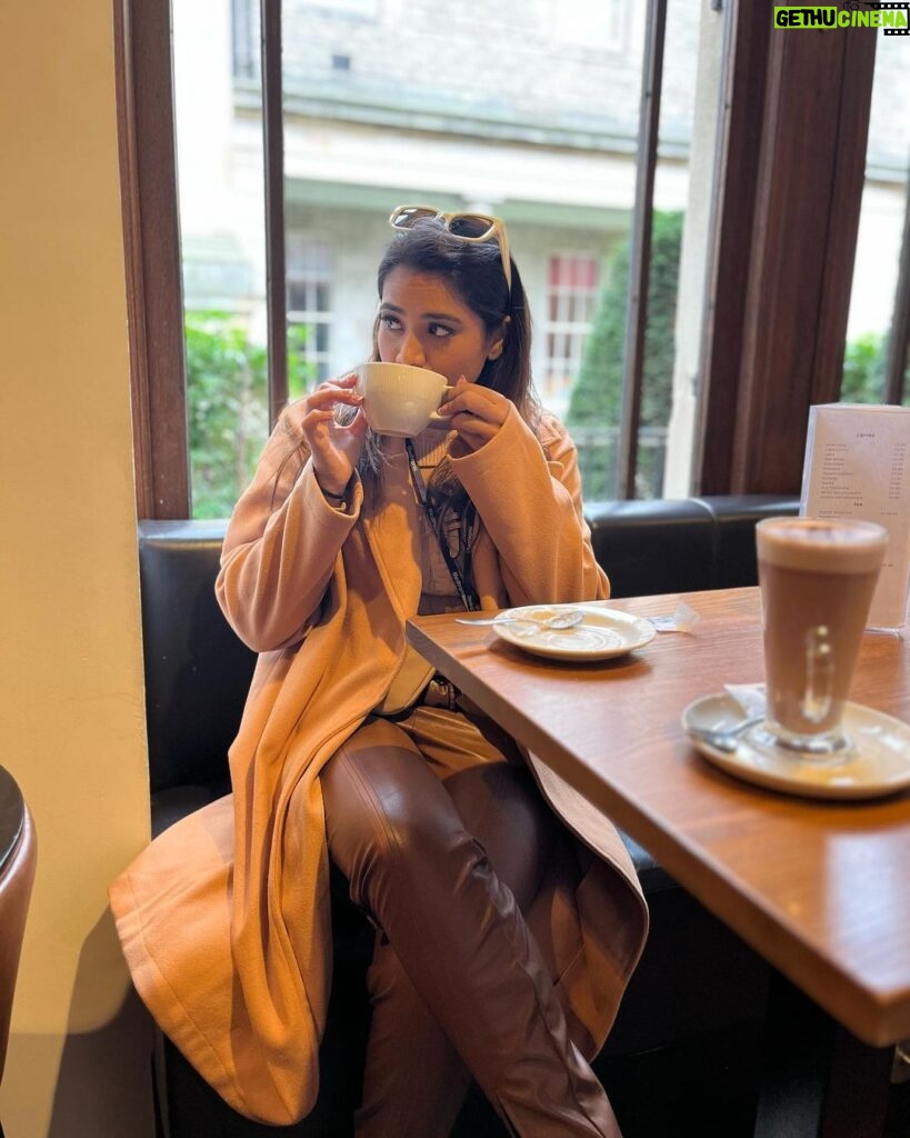 Aarthi Subash Instagram - The perfect cup ☕️ #latte #aarthisubash #aarthisubashvlogs #edinburgh #scotland #internationaltrip #happyholidays The University of Edinburgh