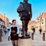 Aarthi Subash Instagram - Swipe right 🖤 . #aarthisubash #aarthisubashvlogs #williamshakespeare #edinburgh #standforduponavon #ottd #fashionstyle Statford Upon Avon