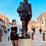 Aarthi Subash Instagram – Swipe right 🖤
.
#aarthisubash #aarthisubashvlogs #williamshakespeare #edinburgh #standforduponavon #ottd #fashionstyle Statford Upon Avon