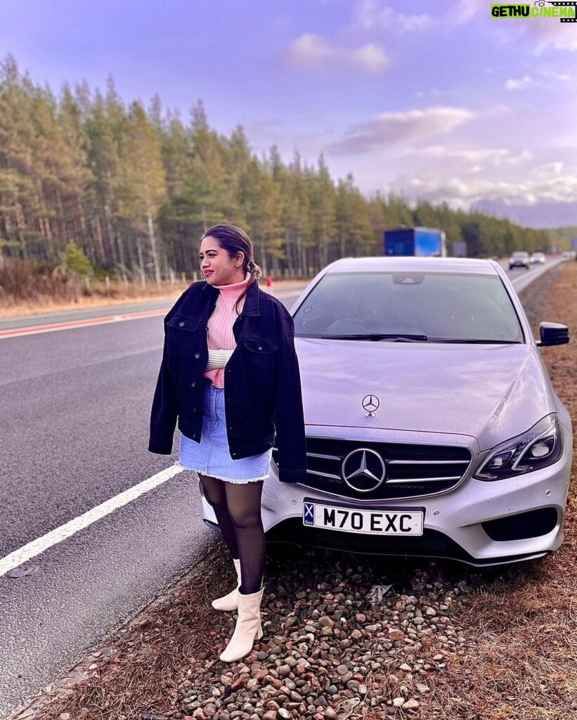 Aarthi Subash Instagram - Our very first day in Edinburgh was spent with this breakdown car 🤦🏼‍♀️ #edinburgh #travelblogger #aarthisubashvlogs #aarthisubash #foregintour #happyholidays Carrbridge