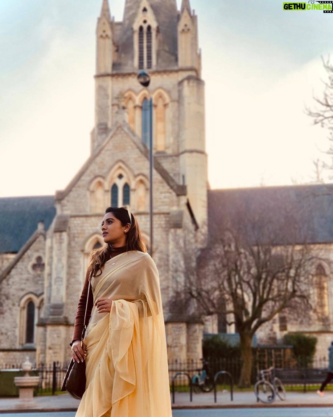 Aarthi Subash Instagram - ˈlīfi 🤎 . #aarthisubash #aarthisubashvlogs #traveldiaries #londonlife #livelovelaugh #happiness #sareelove England