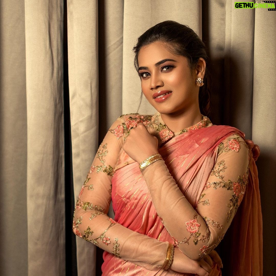 Aarthi Subash Instagram - 💫 Makeover @kalaiartistry Lens @photamora__pictures . #aarthisubash #sareepics #sareedraping #suntv #photoshoot #artist #anchor #modelling Chennai, India