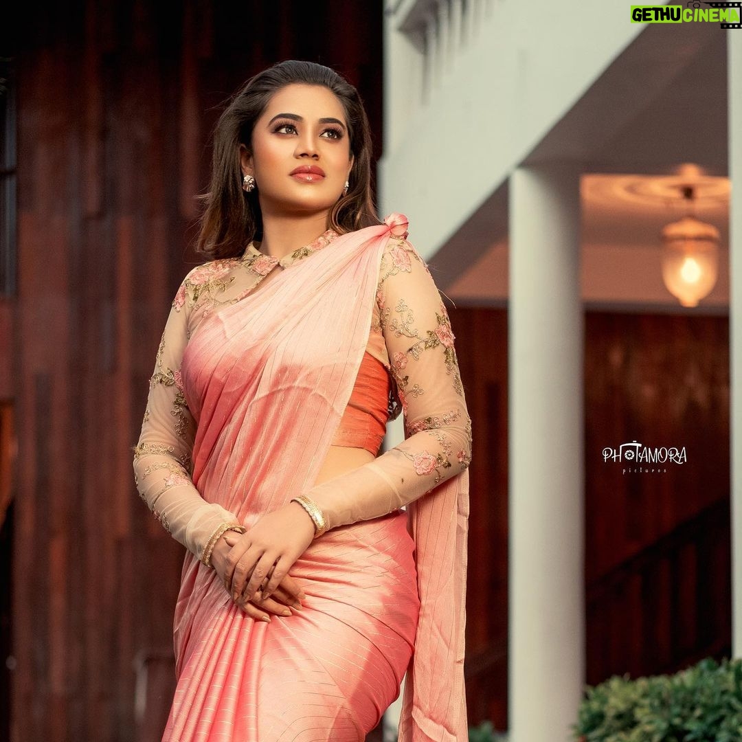 Aarthi Subash Instagram - 💯 Makeover @kalaiartistry Lens @photamora__pictures . #aarthisubash #sareepics #sareedraping #suntv #photoshoot #artist #anchor #modelling Chennai, India