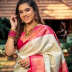 Aarthi Subash Instagram - Makeover @kalaiartistry Lens @photamora__pictures Jewellery @chennai_jazz . #aarthisubash #sareepics #southindianbride #sareedraping #suntv #photoshoot #artist #anchor Chennai, India