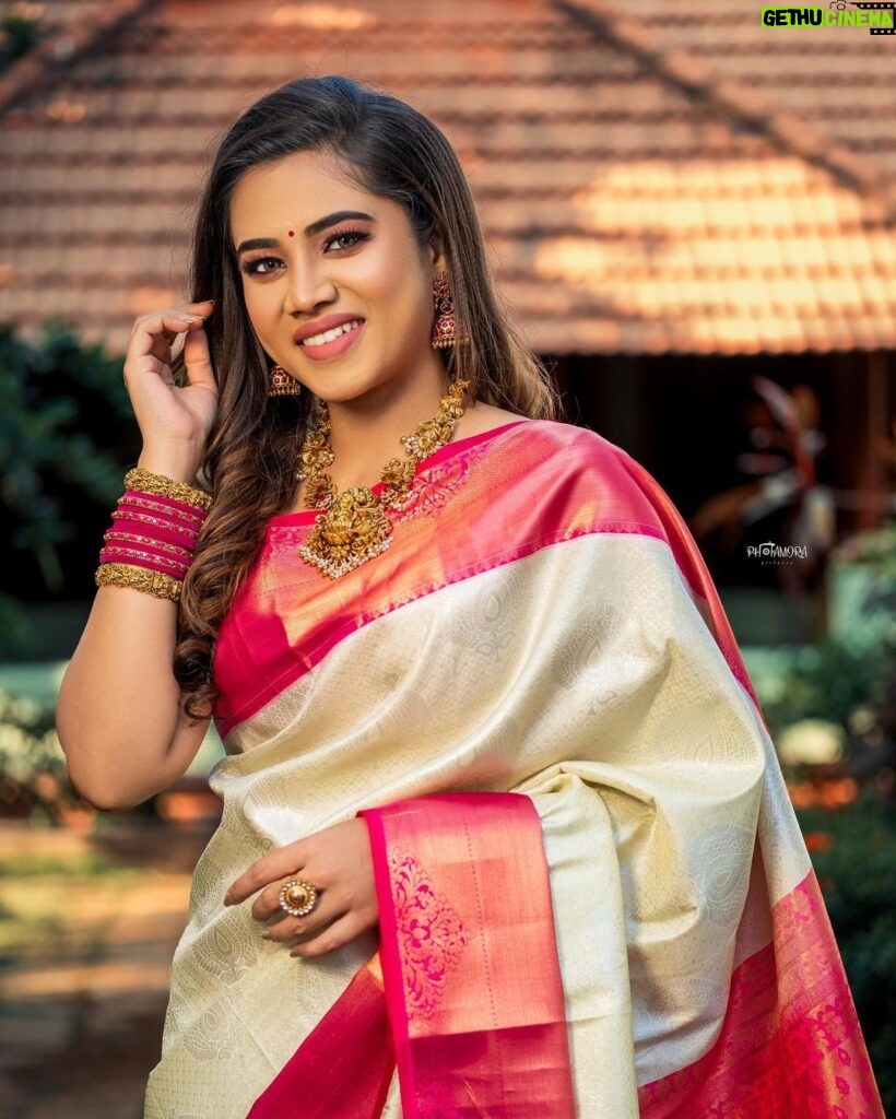 Aarthi Subash Instagram - Makeover @kalaiartistry Lens @photamora__pictures Jewellery @chennai_jazz . #aarthisubash #sareepics #southindianbride #sareedraping #suntv #photoshoot #artist #anchor Chennai, India