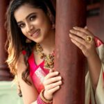 Aarthi Subash Instagram - 🤍 Makeover @kalaiartistry Lens @photamora__pictures Jewellery @chennai_jazz . #aarthisubash #sareepics #southindianbride #sareedraping #suntv #photoshoot #artist #anchor Chennai, India
