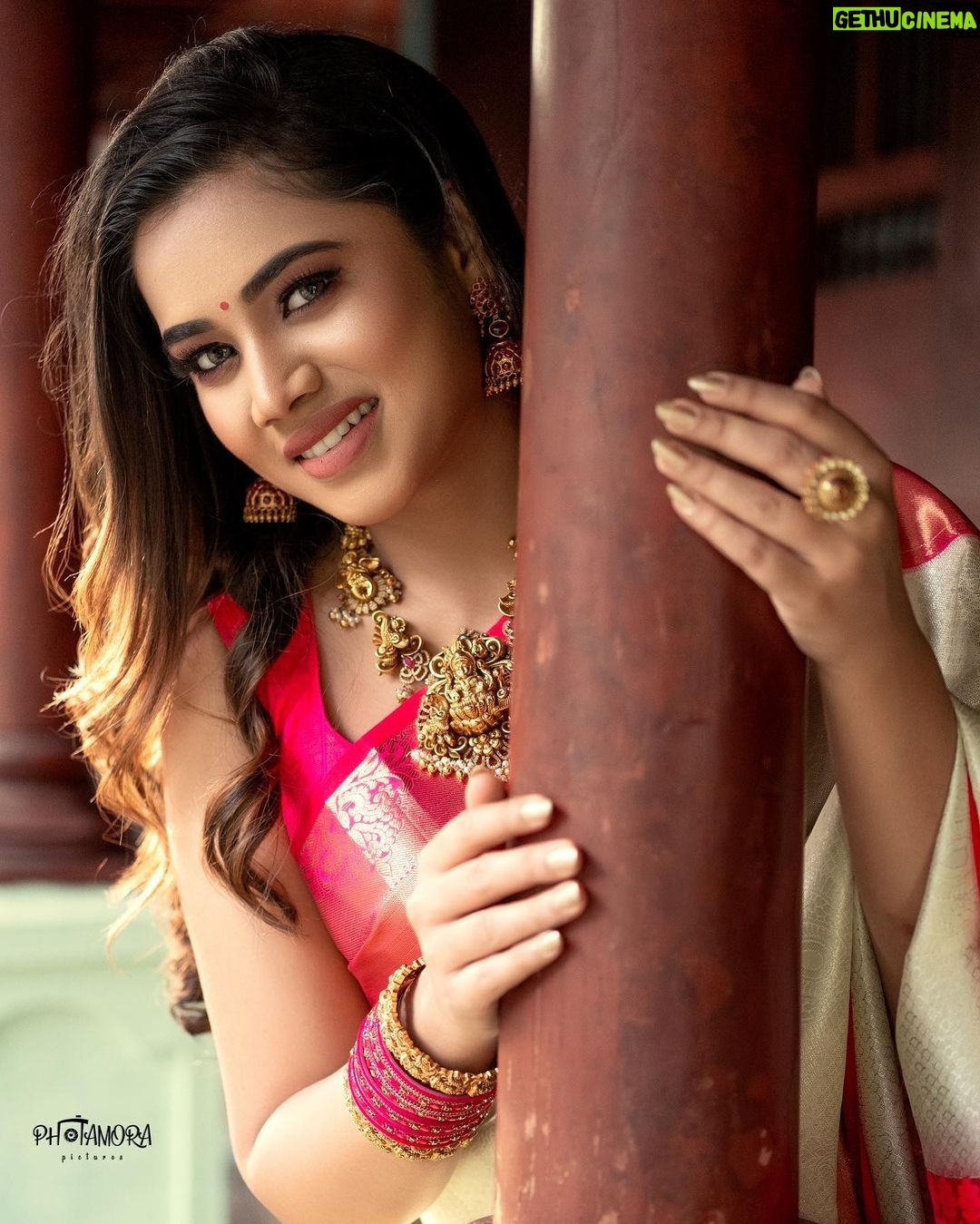 Aarthi Subash Instagram - 🤍 Makeover @kalaiartistry Lens @photamora__pictures Jewellery @chennai_jazz . #aarthisubash #sareepics #southindianbride #sareedraping #suntv #photoshoot #artist #anchor Chennai, India