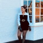 Aarthi Subash Instagram - Swipe right 🖤 . #aarthisubash #aarthisubashvlogs #williamshakespeare #edinburgh #standforduponavon #ottd #fashionstyle Statford Upon Avon