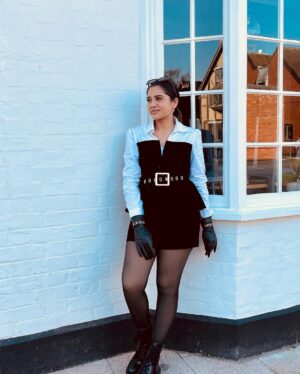 Aarthi Subash Instagram - Swipe right 🖤
.
#aarthisubash #aarthisubashvlogs #williamshakespeare #edinburgh #standforduponavon #ottd #fashionstyle