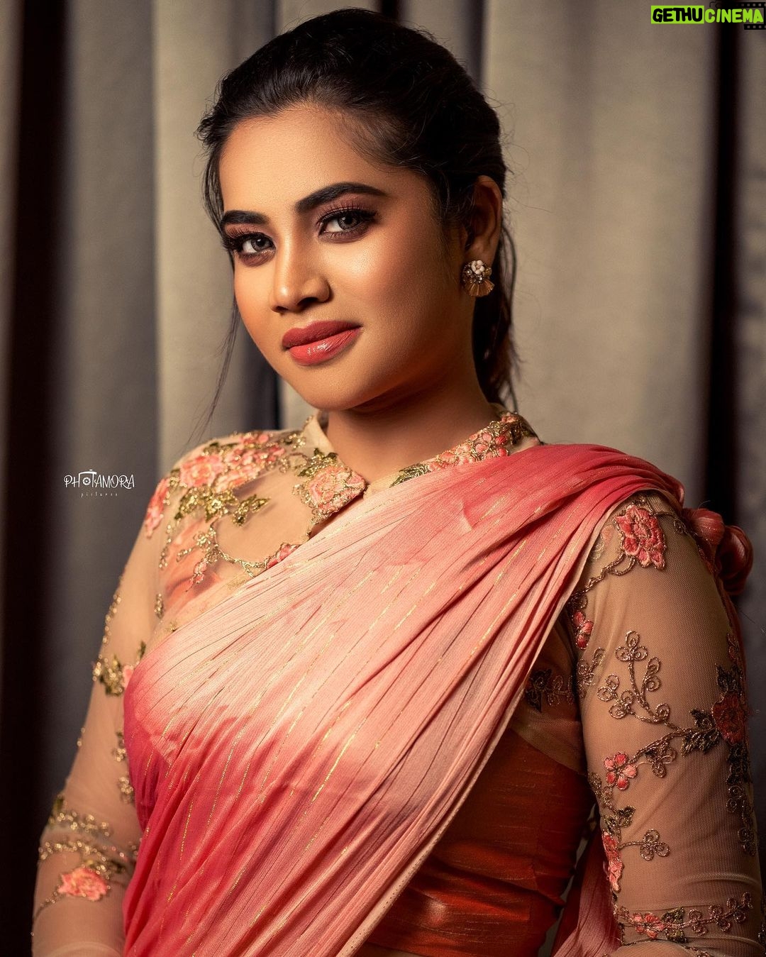 Aarthi Subash Instagram - 💫 Makeover @kalaiartistry Lens @photamora__pictures . #aarthisubash #sareepics #sareedraping #suntv #photoshoot #artist #anchor #modelling Chennai, India