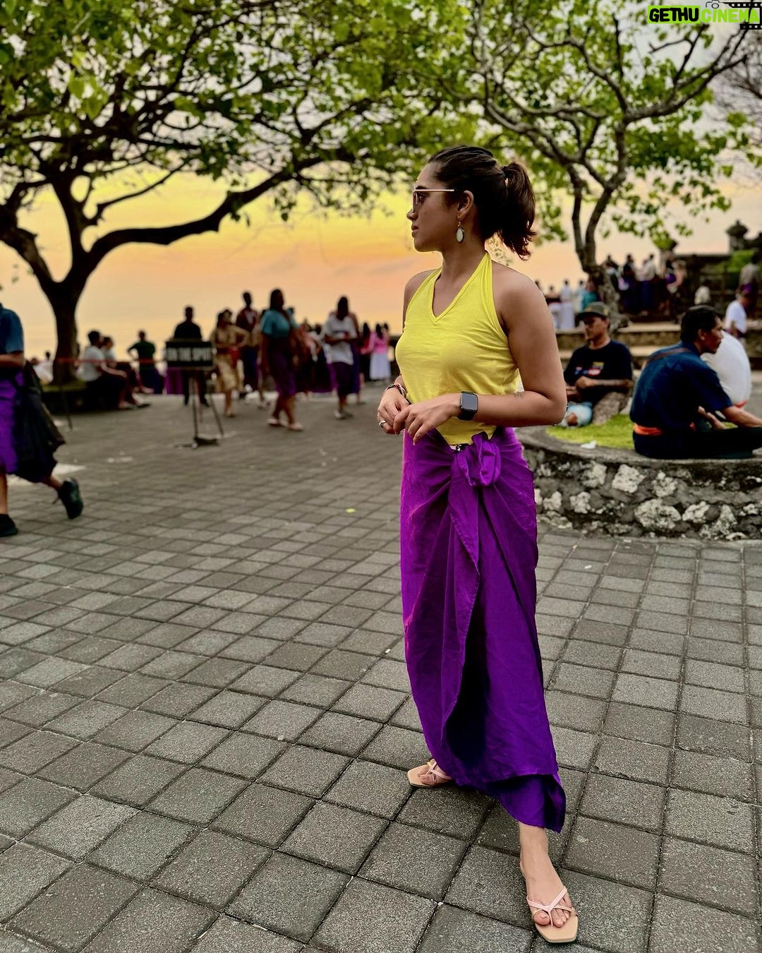 Aarthi Subash Instagram - 🌄 #bali #baliindonesia #balitrip #balitravel #holidays #baliswing #happyholidays #aarthisubash #aarthisubashvlogs #uluwatu #uluwatutemple Uluwatu Temple, Uluwatu, Bali
