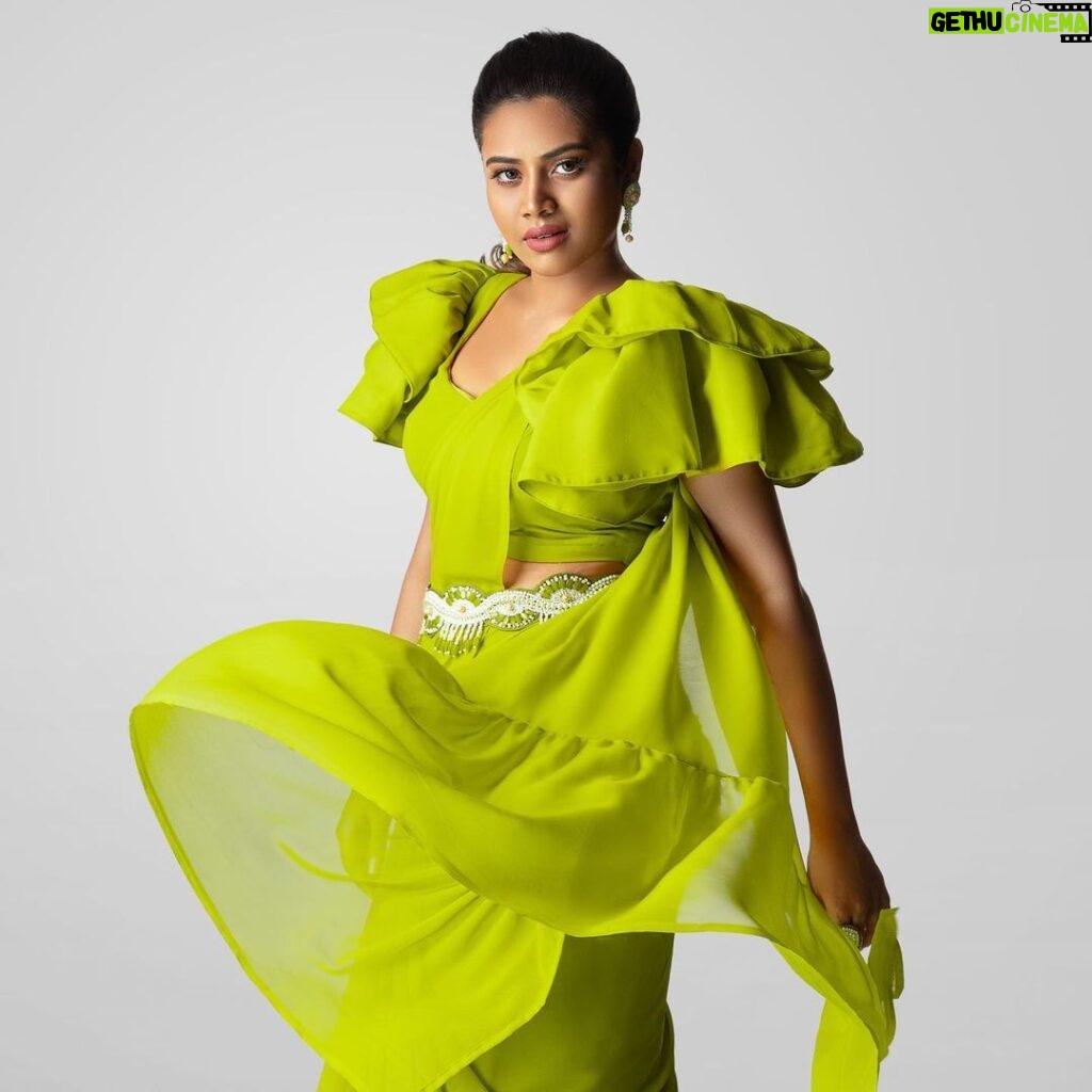 Aarthi Subash Instagram - 🔥 Outfit @dharaniofficialpage mua @makeover_by_andrea lens @james_koushik #aarthisubash #modelling #sareelove #sareestyling #designerblouses #photoshoot #sareephotoshoot Chennai, India