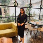 Aarthi Subash Instagram – 🎄 
#cafe #cafehobbing #coffedate #aarthisubash #blackouttuesday #blackdress Cafe De Paris