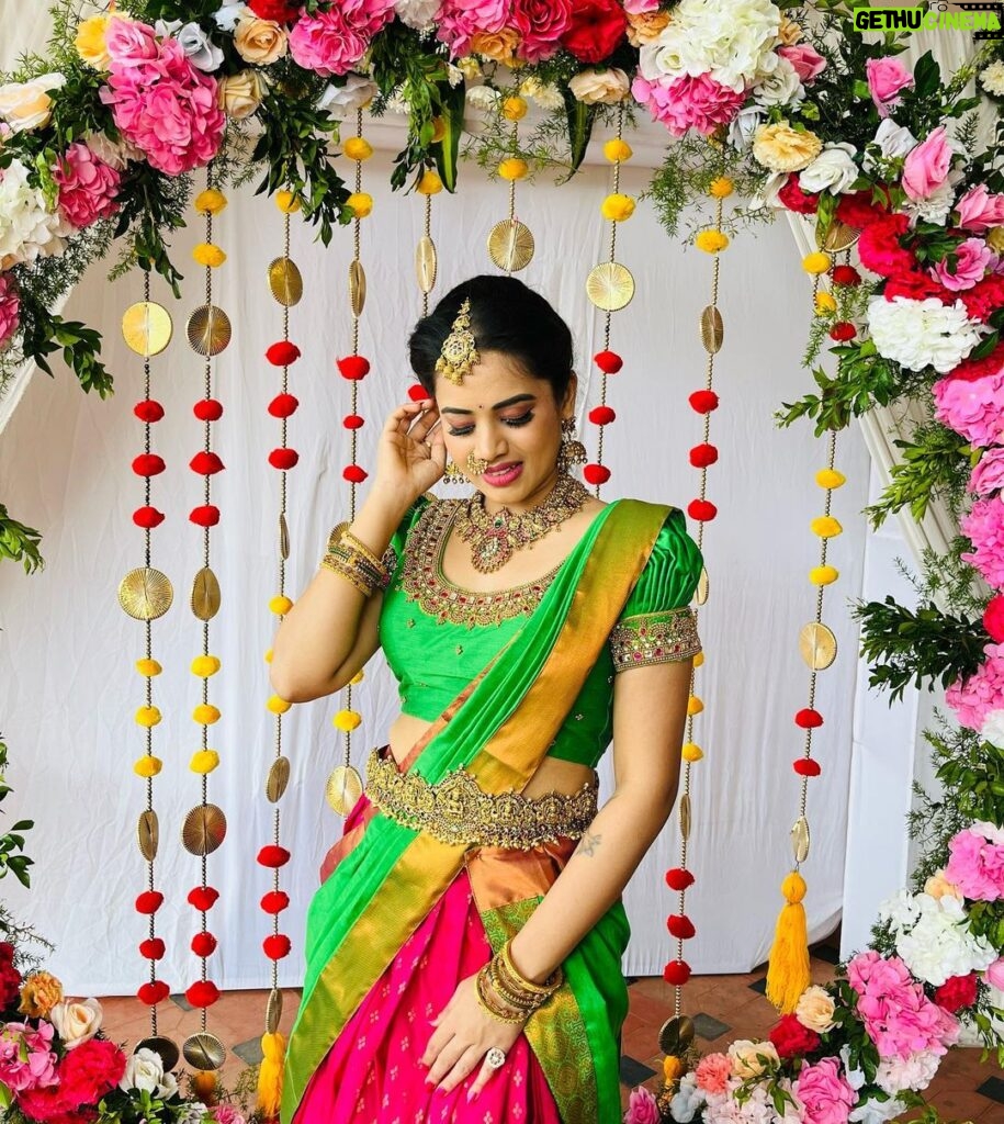 Aarthi Subash Instagram - 💚 . #wedding #weddingoutfit #halfsaree #greenandpink #aarthisubash Somvarpet