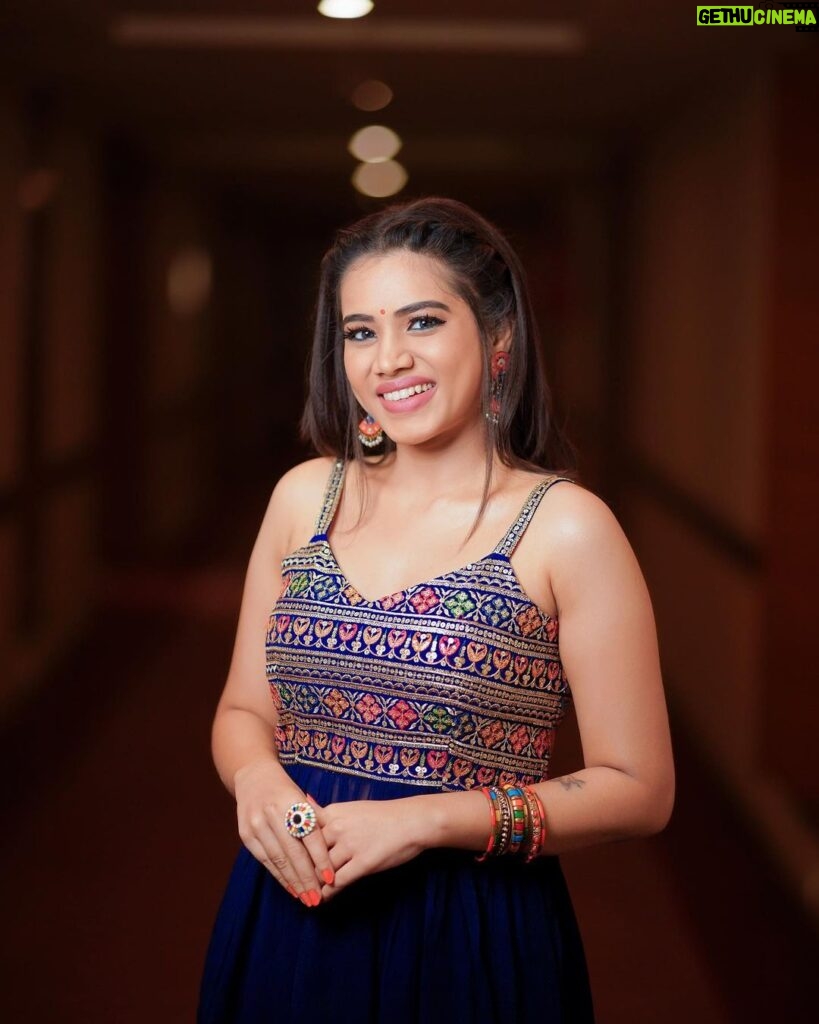 Aarthi Subash Instagram - 💙 #sunnakshathirathiruvizha 📸 @cloud9studioz Hairdo @rooba_hairstylist . #suntv #actress #anchor #model #aarthisubash☺️☺️☺️ Salem
