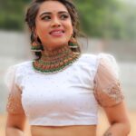 Aarthi Subash Instagram - 🕊 #sunnakshathirathiruvizha Costume @chitras_fashion_studio Jewelleries @chennai_jazz Pc @jagan_.k_ Edits @michaelj_hn . #whitedress #whitelehenga #southindianfashion #aarthisubash #suntvserial #malliga #kollywood Trichy