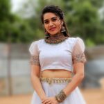 Aarthi Subash Instagram - 🕊 #sunnakshathirathiruvizha Costume @chitras_fashion_studio Jewelleries @chennai_jazz Pc @jagan_.k_ Edits @michaelj_hn . #whitedress #whitelehenga #southindianfashion #aarthisubash #suntvserial #malliga #kollywood Trichy