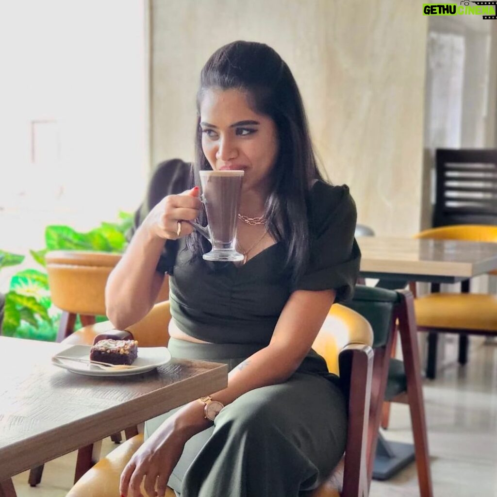 Aarthi Subash Instagram - Warm and cozy ✨ . #hotchocolate #drinks #hotdrinks #brownies #foodie #aarthisubash Chennai, India