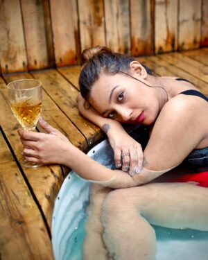 Aashika Bhatia Instagram - Jacuzzi vibes on fleek🛁
Relaxation level💯
.
.
📍 @whisperingwoods.in 
📸 @makebaphotography