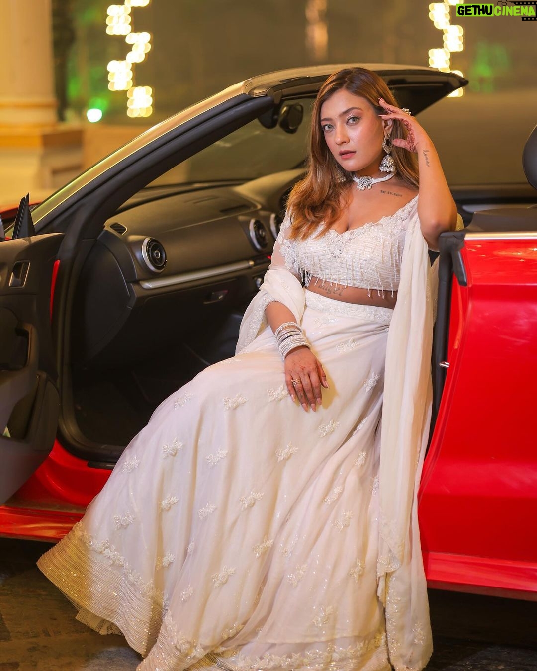 Aashika Bhatia - 307.3K Likes - Kudiye ni teri vibe🤌🏻🤍
.
.
📸: @aafat_photography
Outfit: @the_adhya_designer
