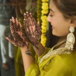 Aashika Bhatia Instagram - Shriya ki mehndi 💛 📸 @aafat_photography . . #shrish #weddingdiaries #shaaditime Agra, Uttar Pradesh