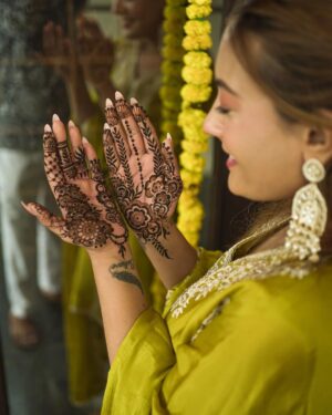 Aashika Bhatia Instagram - Shriya ki mehndi 💛

📸 @aafat_photography 
.
.
#shrish #weddingdiaries #shaaditime