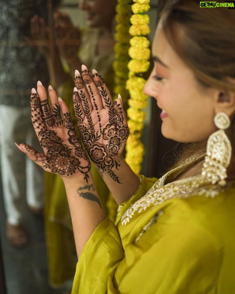 Aashika Bhatia Instagram - Shriya ki mehndi 💛 📸 @aafat_photography . . #shrish #weddingdiaries #shaaditime Agra, Uttar Pradesh