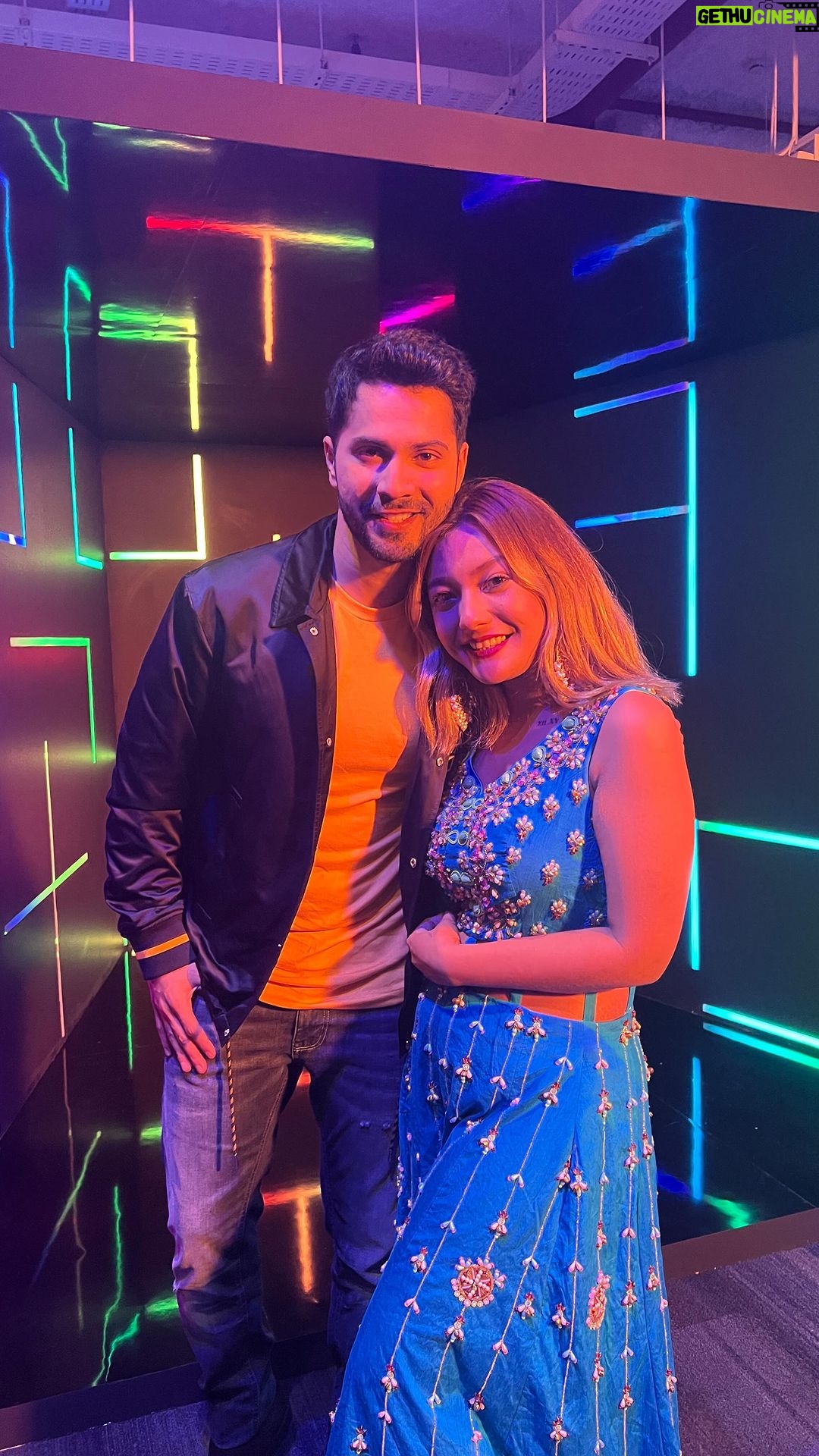 Aashika Bhatia - 713.6K Likes - Finally 🙈😍
So amazing hanging out with this fab bunch and celebrating #JugJugJeeyo at the Meta office! #1MinMusic
@varundvn @kiaraaliaadvani @anilskapoor @manieshpaul
@dharmamovies
#1MinMusic #JugJugJeeyo