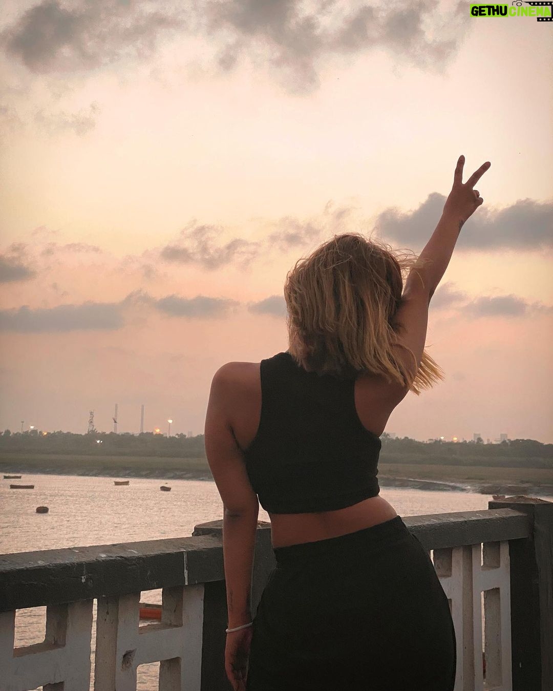 Aashika Bhatia Instagram - This is the new @Kayak_in travel app, #SearchOneAndDone. I make sure to check it whenever I am planning any trip, because it's super easy to use. You can use their filters and you will always find a flight, hotel, or even car rental deal that works for you. Go check their app now to save on your next trip on @kayak_in. I am super happy to be working with them since I already use them for my trips.