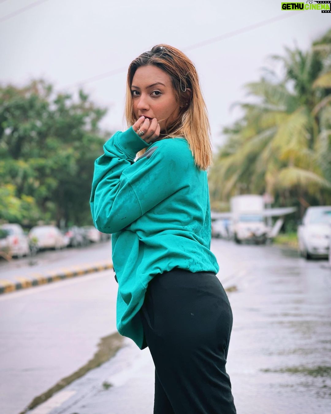Aashika Bhatia Instagram - Sweatshirt: @addysformen ✨