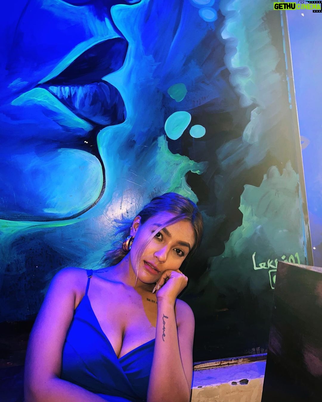 Aashika Bhatia Instagram - You use to call me on my cell phone 💙