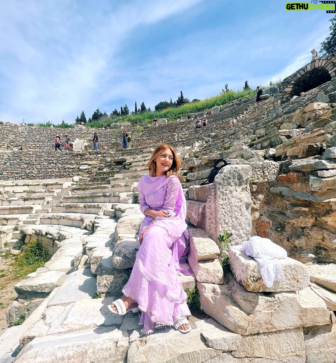 Aashika Bhatia Instagram - Aashiqa da haal vekh jag di a chaal vekh Kade kade janni aan main haar♥️🎵 Ephesus Turkiye