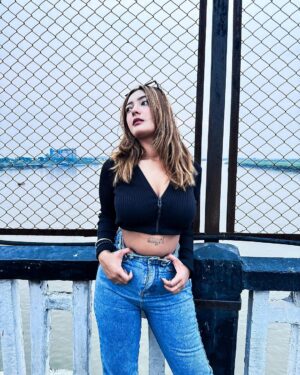 Aashika Bhatia Instagram - Which profile looks best ?💙
Comment below✨