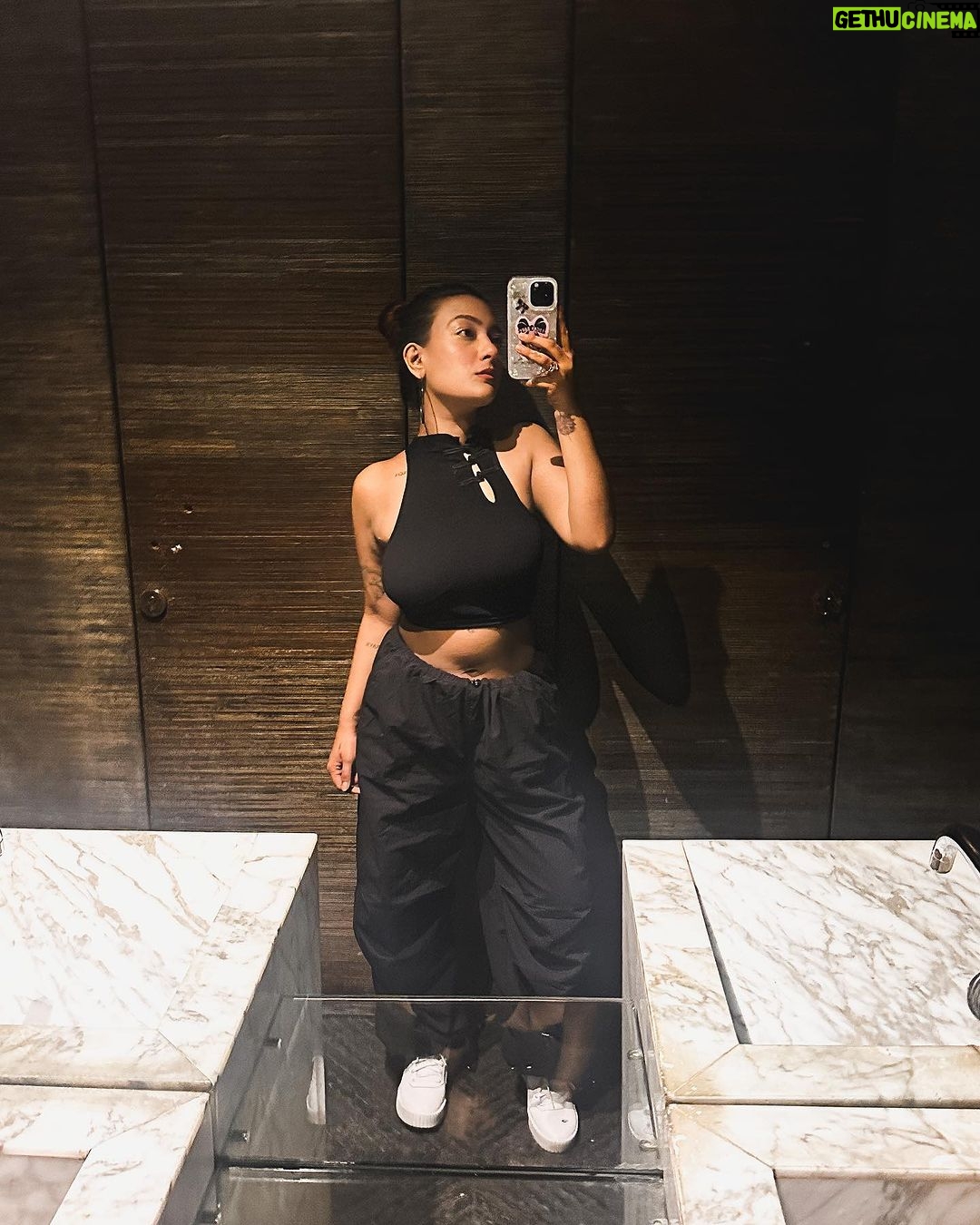 Aashika Bhatia - 315.6K Likes - Oh well🖤
