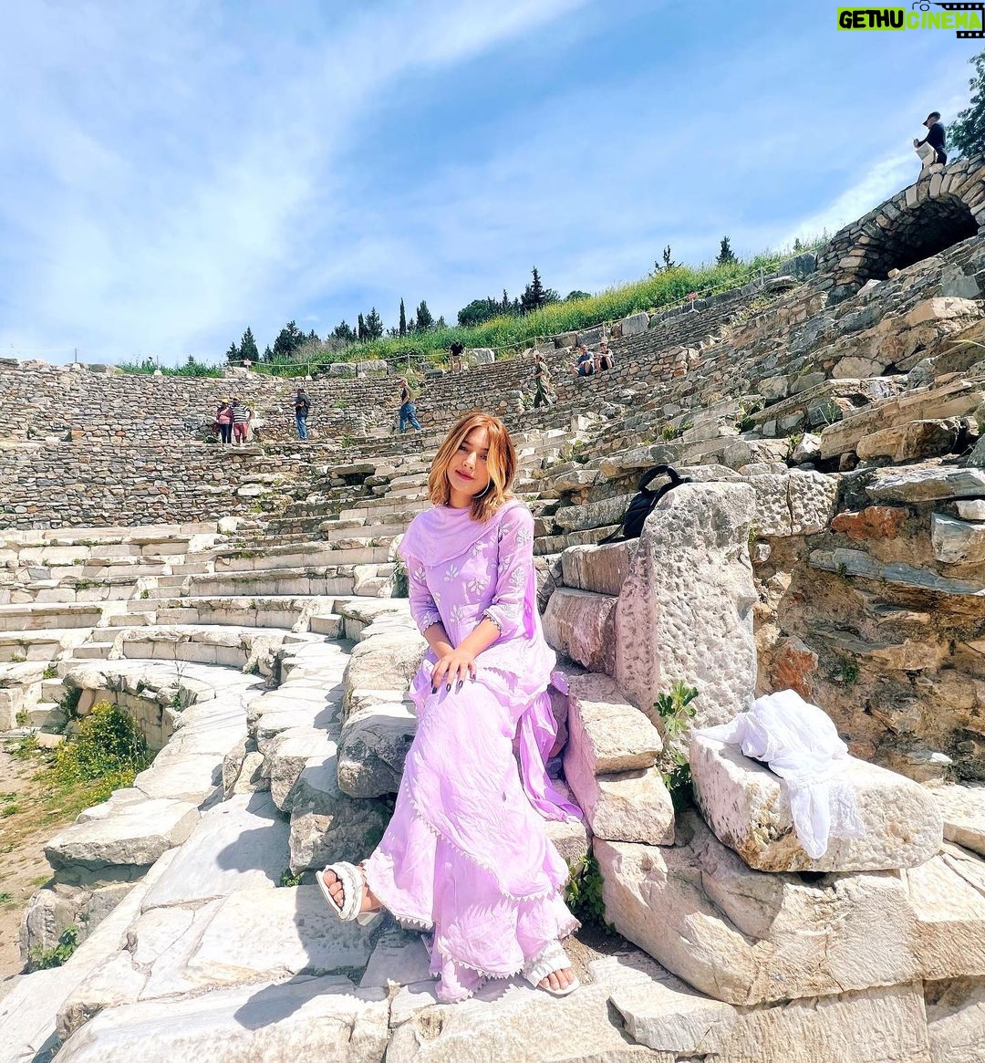 Aashika Bhatia Instagram - Aashiqa da haal vekh jag di a chaal vekh Kade kade janni aan main haar♥️🎵 Ephesus Turkiye