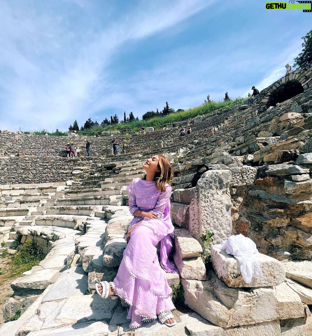 Aashika Bhatia Instagram - Aashiqa da haal vekh jag di a chaal vekh Kade kade janni aan main haar♥️🎵 Ephesus Turkiye
