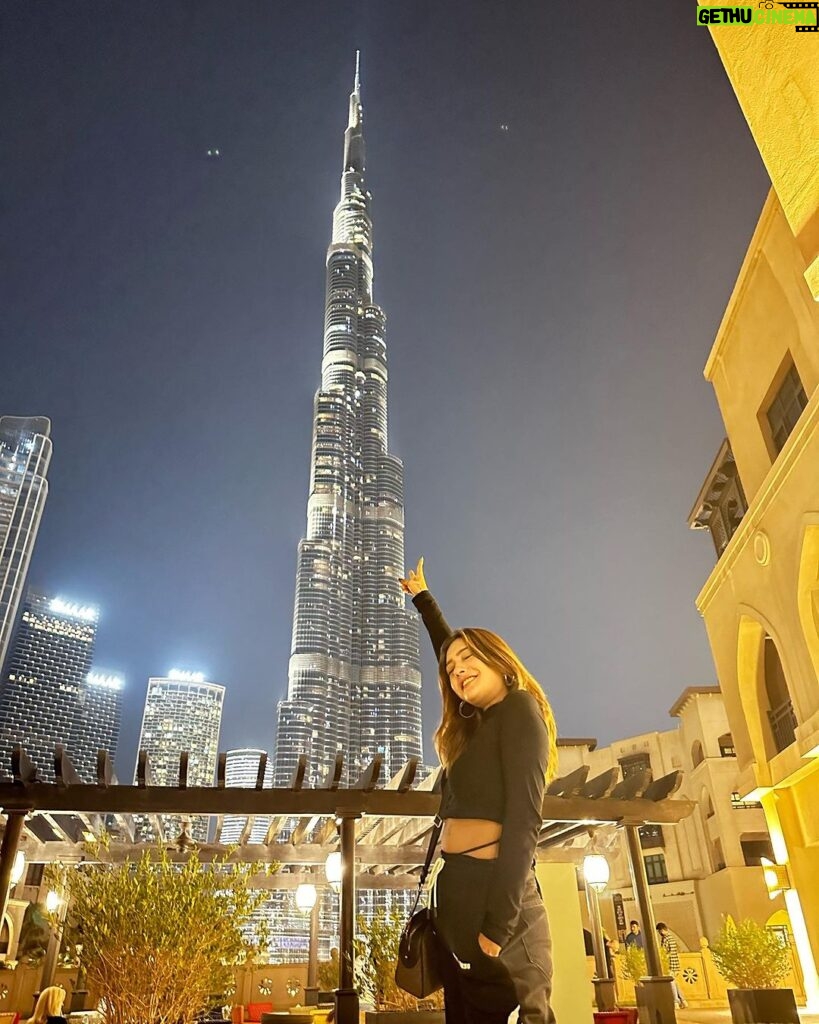 Aashika Bhatia Instagram - Main Hoon Na♥ #iykyk #jawan #dubaimall Dubai Mall-Burj Khalifa