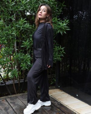 Aashika Bhatia Instagram - Feeling like a mysterious shadow🖤
.
.
📍 @whisperingwoods.in

Styled by @Rimadidthat
Outfit @uptownie101
