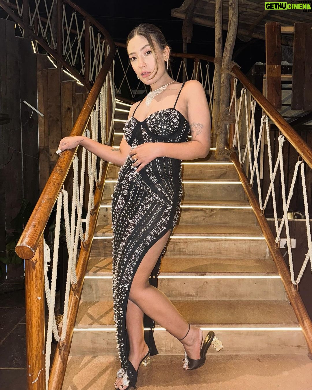 Aashika Bhatia - 301.4K Likes - 24 IT IS 🖤