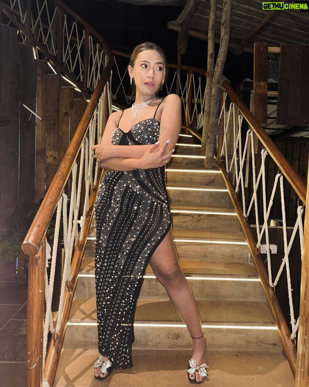 Aashika Bhatia - 301.4K Likes - 24 IT IS 🖤