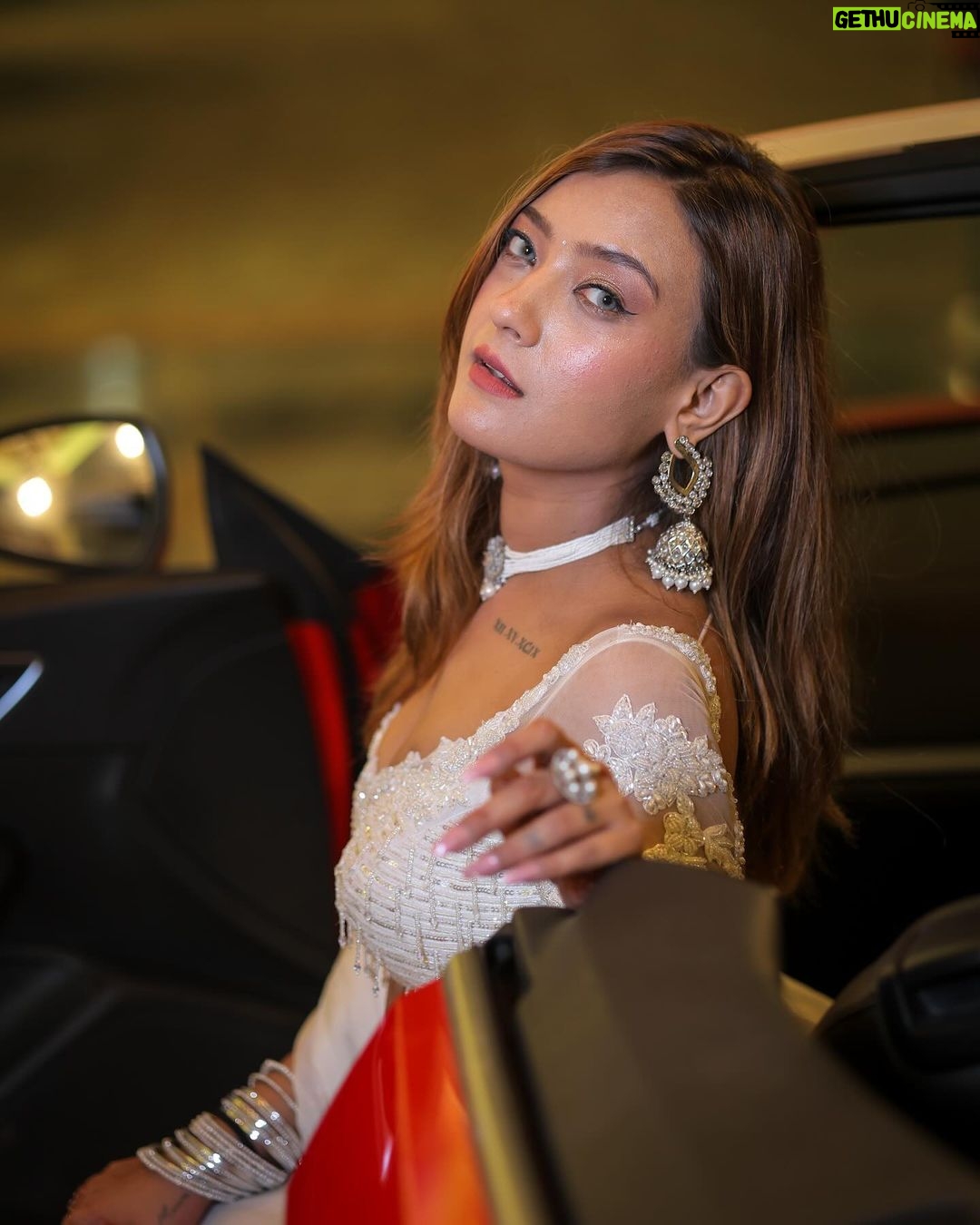 Aashika Bhatia - 307.3K Likes - Kudiye ni teri vibe🤌🏻🤍
.
.
📸: @aafat_photography
Outfit: @the_adhya_designer