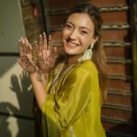 Aashika Bhatia Instagram - Shriya ki mehndi 💛 📸 @aafat_photography . . #shrish #weddingdiaries #shaaditime Agra, Uttar Pradesh