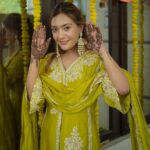 Aashika Bhatia Instagram - Shriya ki mehndi 💛 📸 @aafat_photography . . #shrish #weddingdiaries #shaaditime Agra, Uttar Pradesh