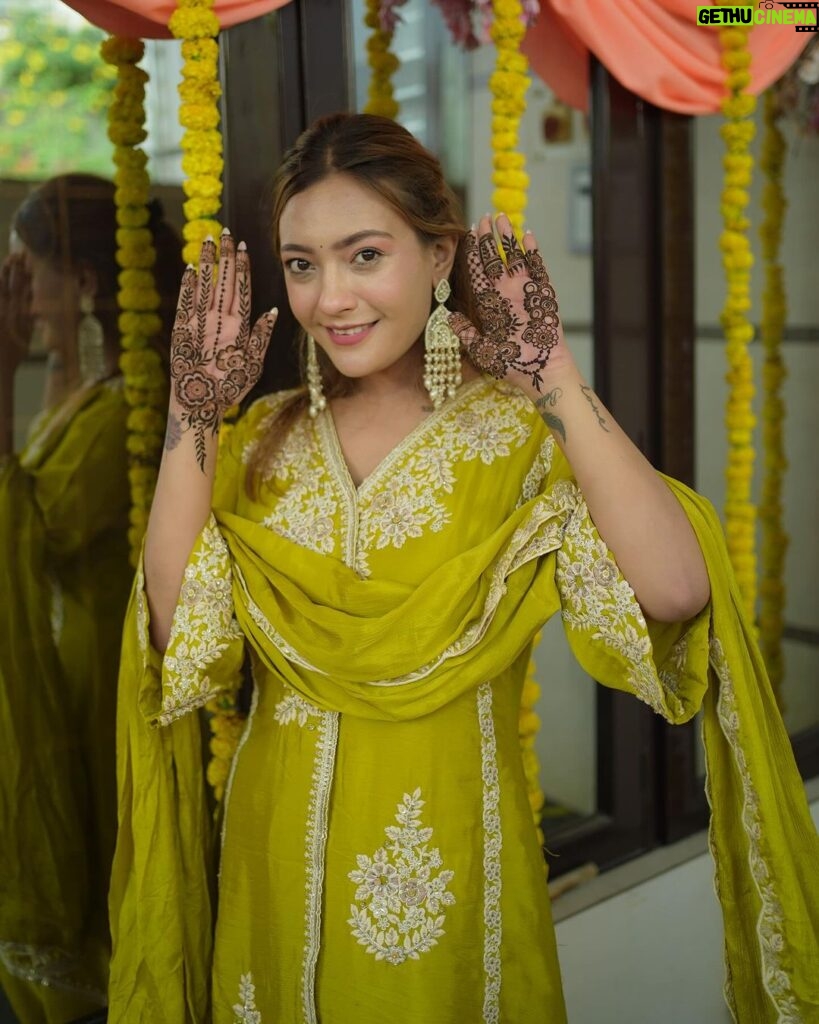 Aashika Bhatia Instagram - Shriya ki mehndi 💛 📸 @aafat_photography . . #shrish #weddingdiaries #shaaditime Agra, Uttar Pradesh