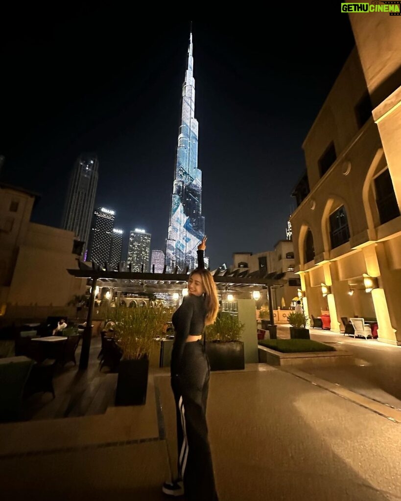 Aashika Bhatia Instagram - Main Hoon Na♥ #iykyk #jawan #dubaimall Dubai Mall-Burj Khalifa