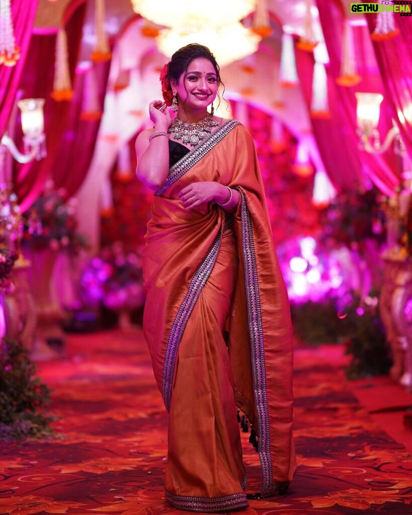 Aashika Padukone Instagram - Radiant in gold, basking in the rosy glow of tradition 💖 #GoldenGrace #ashikapadukone #maariserial #zeetamil #serials #zeetamilkutumbaviruthukal Stylist: @priyareddy_baddigam Makeover: @praneetha_beautymakeover Outfit: @maramsclothing_official Jewellery: @fashioncurvee Photographer: @risshie_photography_ . .