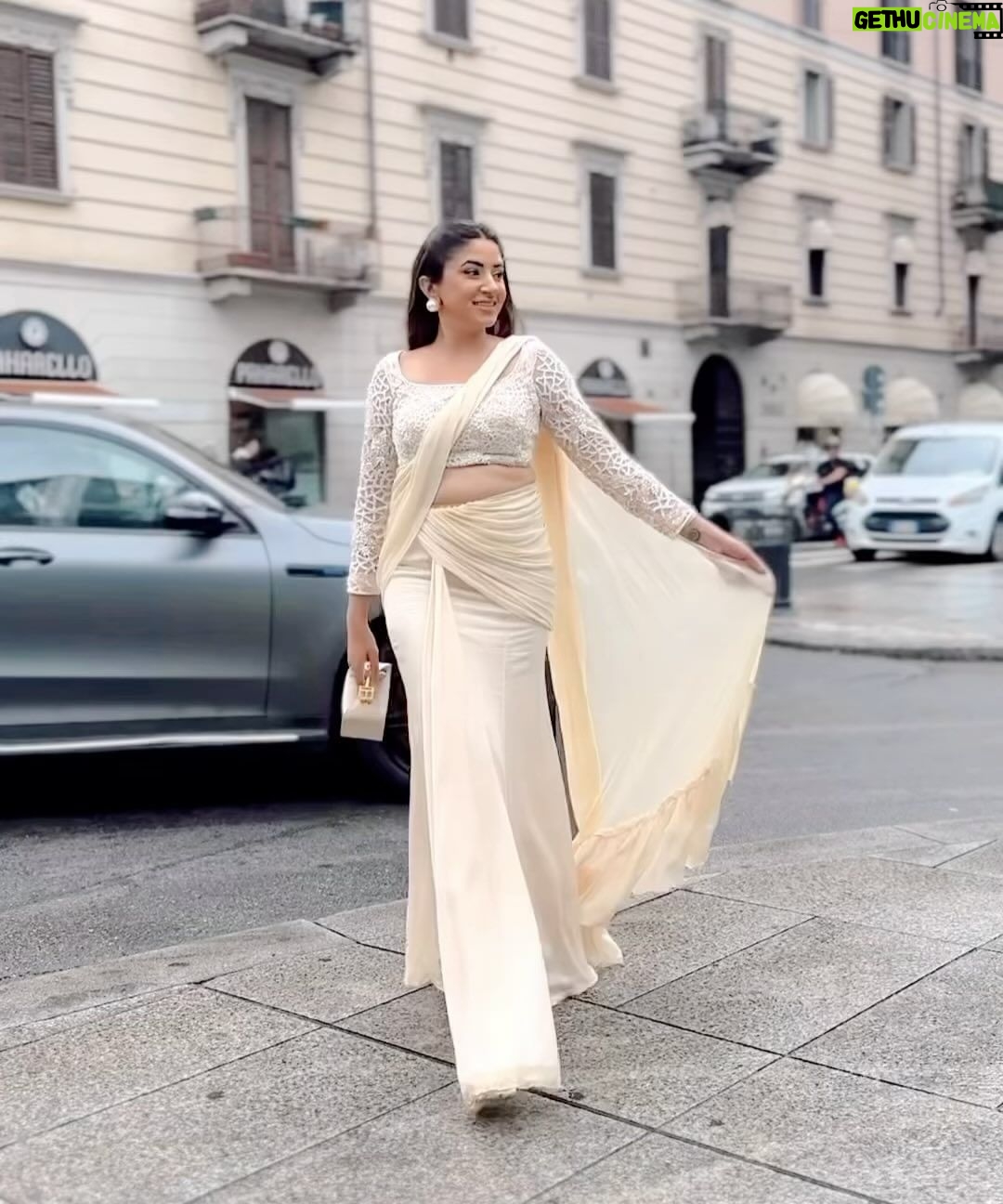 Aashna Shroff Instagram - a little saree moment from the streets of Milan 🤍 I’m wearing a beautiful ivory-cream draped saree from @zamoraathelabel, and I love the embellished blouse and how perfect and easy it is for this time of the year ✨ #ad